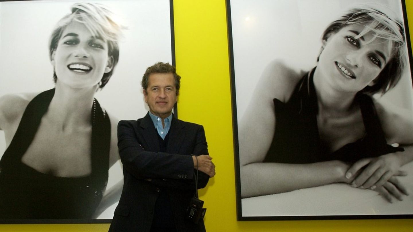 Eines der Kleider (r.), die Prinzessin Diana beim Mario-Testino-Shooting anhatte, wird ebenfalls gezeigt