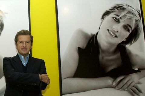 Eines der Kleider (r.), die Prinzessin Diana beim Mario-Testino-Shooting anhatte, wird ebenfalls gezeigt