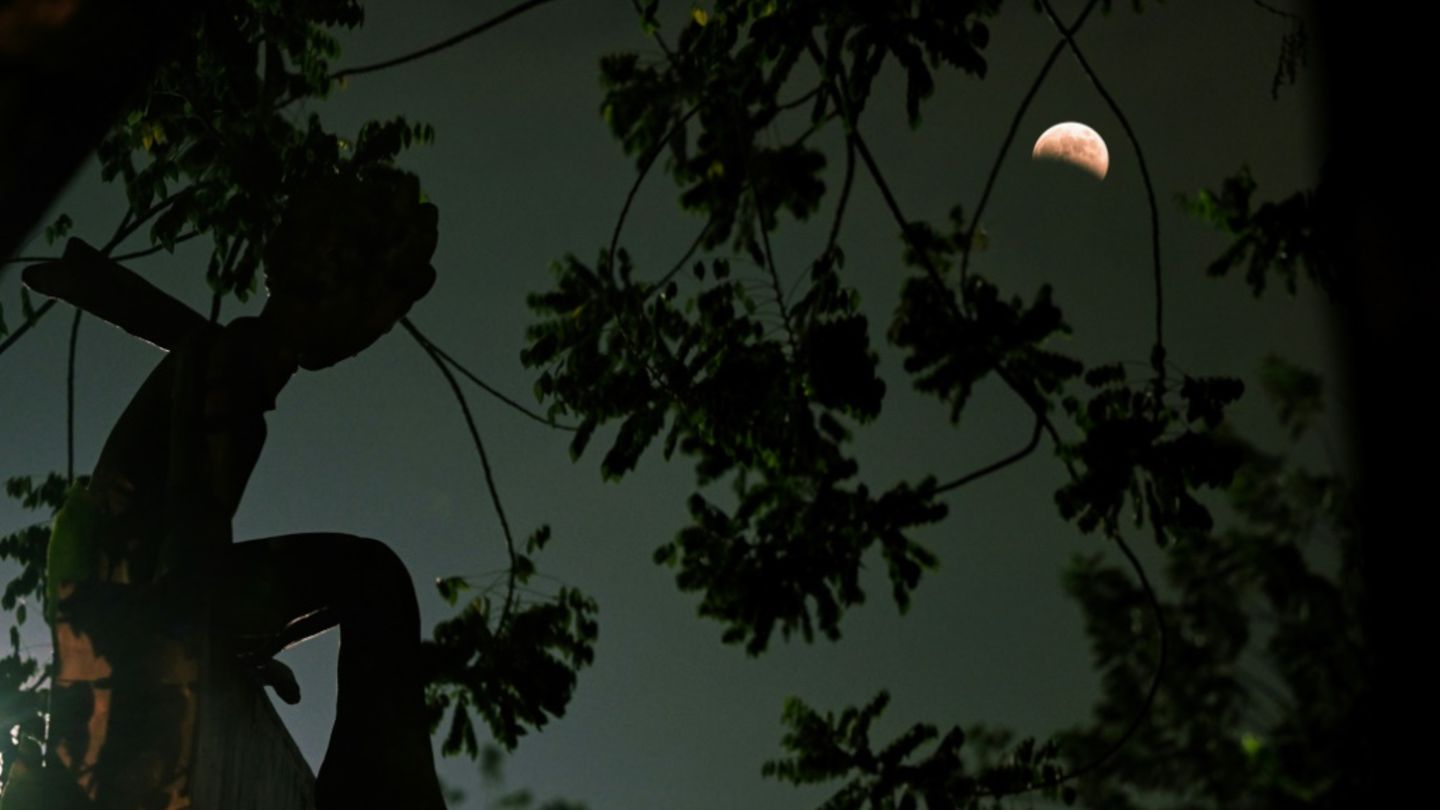 Beginnende Mondfinsternis in San Salvador