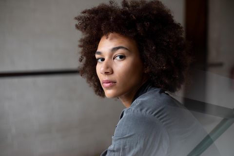 Marie Mouroum schaut über ihre Schulter in die Kamera