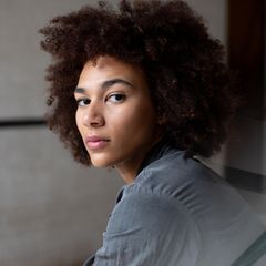 Marie Mouroum schaut über ihre Schulter in die Kamera