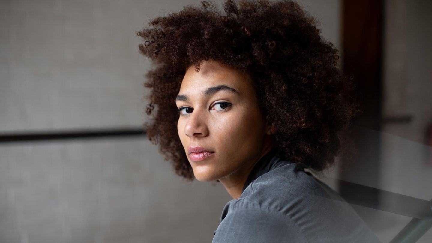 Marie Mouroum schaut über ihre Schulter in die Kamera