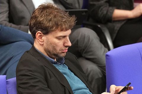 Meinung : Stefan Gelbhaar jüngst im Bundestag: Bei den Vorwürfen gegen ihn soll es um "subjektives Unwohlsein" von Frauen gehen © Michael Kappeler / DPA