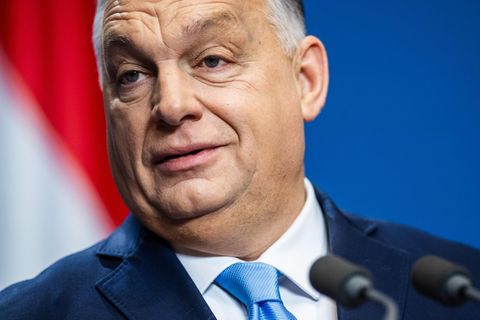 Viktor Orbán, Ministerpräsident von Ungarn, steht an einem Rednerpult