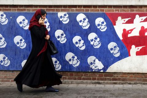 Frau in Teheran vor der früheren US-Botschaft