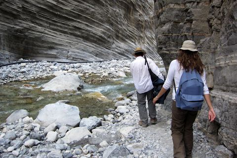 Ein Mann und eine Frau wandern in der Samaria-Schlucht auf Kreta, wo nun ein Leichnam gefunden wurde