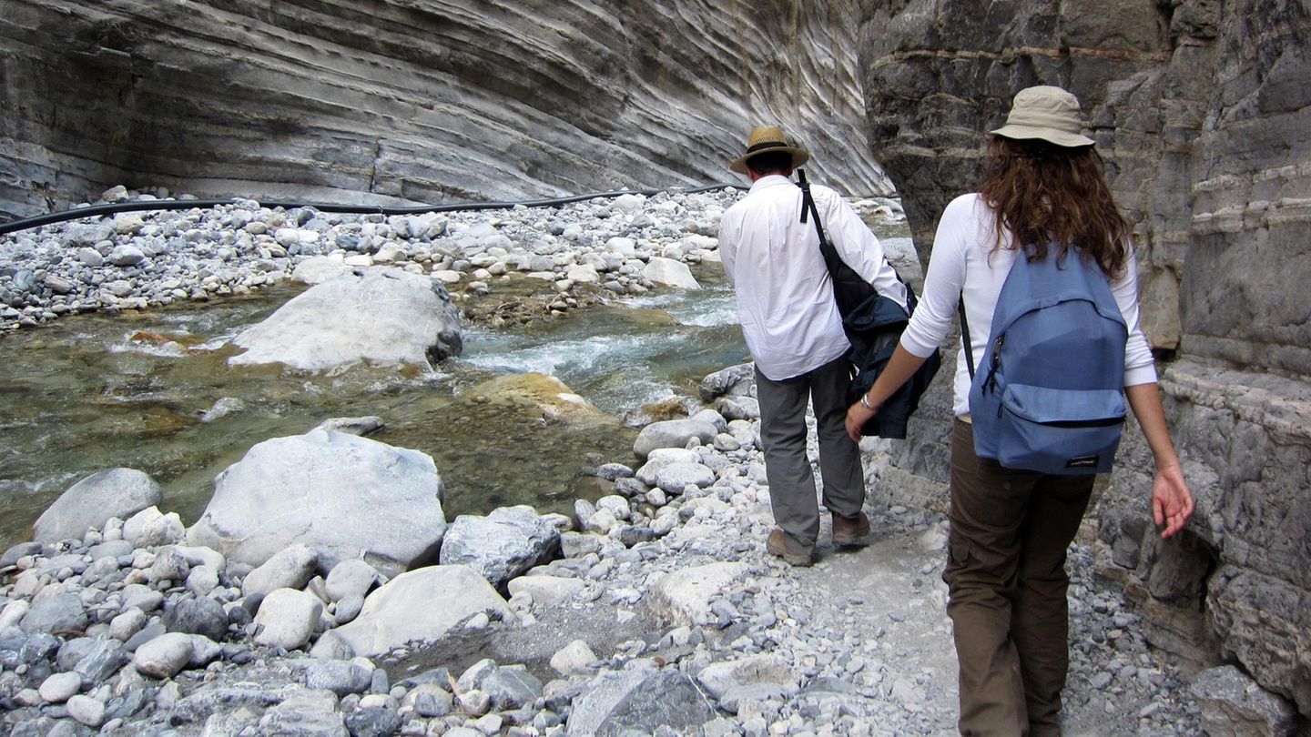 Ein Mann und eine Frau wandern in der Samaria-Schlucht auf Kreta, wo nun ein Leichnam gefunden wurde