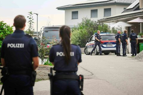 Polizeieinsatz am Wohnort des erschossenen Tatverdächtigen in Österreich