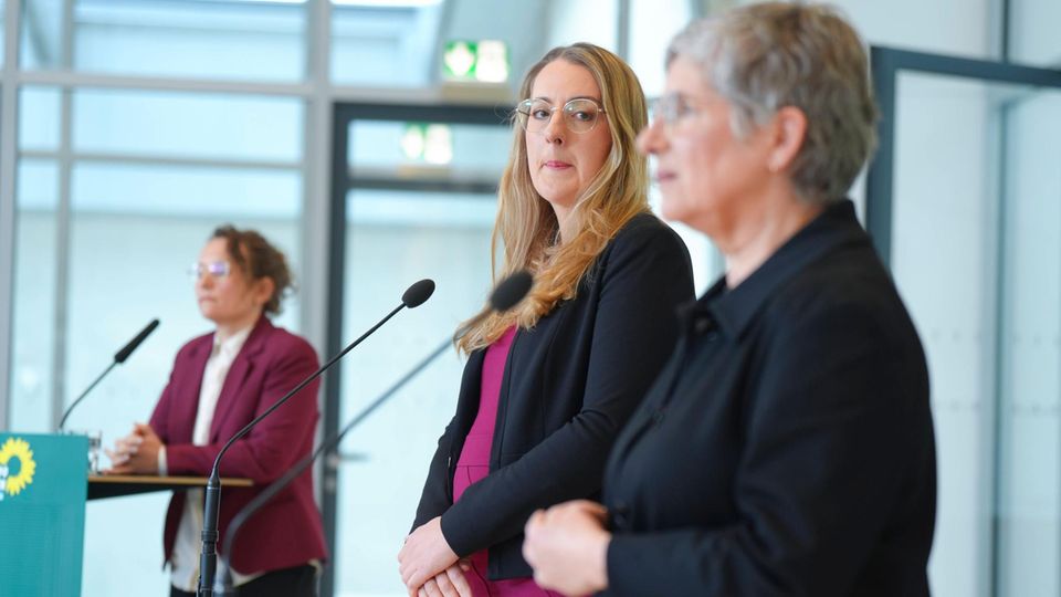 Grünen-Fraktionschefinnen Katharina Dröge (mi.) und Britta Hasselmann (re.)