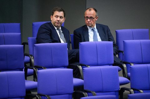 Lars Klingbeil (links) und Friedrich Merz unterhalten sich im Bundestag. SPD und Union haben sich mit den Grünen beim Finanzpaket geeinigt