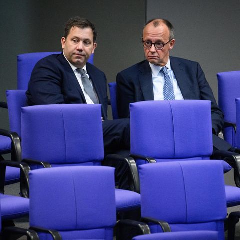 Lars Klingbeil (links) und Friedrich Merz unterhalten sich im Bundestag. SPD und Union haben sich mit den Grünen beim Finanzpaket geeinigt