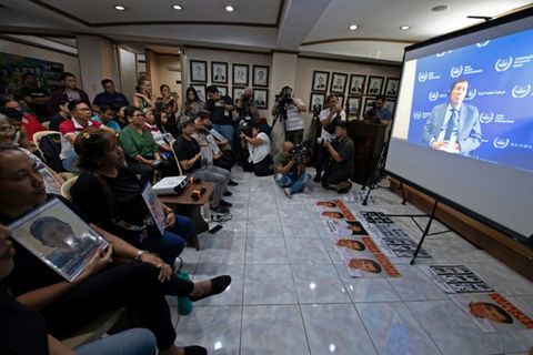 Angehörige von Opfern von Dutertes "Anti-Drogenkrieg" verfolgen die Anhörung in Manila