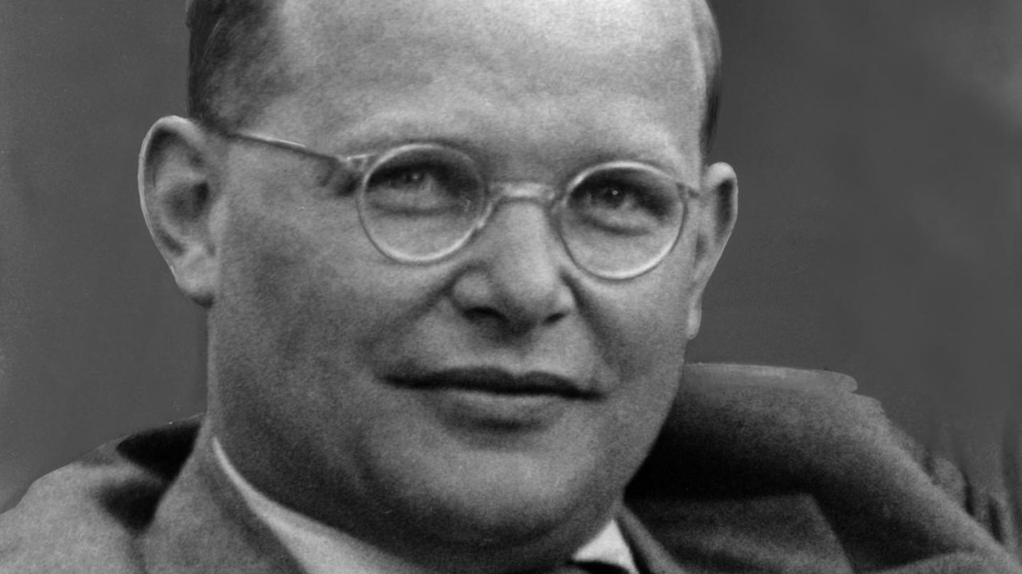 Porträtfoto des Theologen und NS-Widerstandskämpfers Dietrich Bonhoeffer, Mann mit runder Brille und Anzug