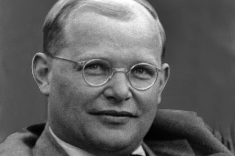 Porträtfoto des Theologen und NS-Widerstandskämpfers Dietrich Bonhoeffer, Mann mit runder Brille und Anzug