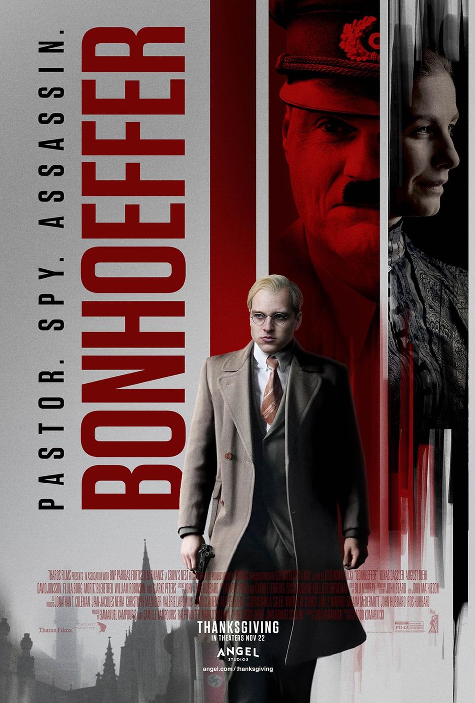US-amerikanisches Filmplakat zu "Bonhoeffer". Darauf trägt er eine Pistole. Daneben die Worte "Pastor, Spy, Assassin" US-amerikanisches Filmplakat zu "Bonhoeffer". Darauf trägt er eine Pistole. Daneben die Worte "Pastor, Spy, Assassin"