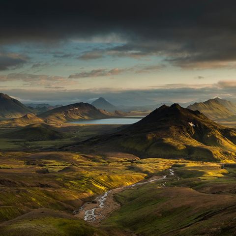 Island: Leere Berglandschaft im Abendlicht, den See sieht man ganz hinten