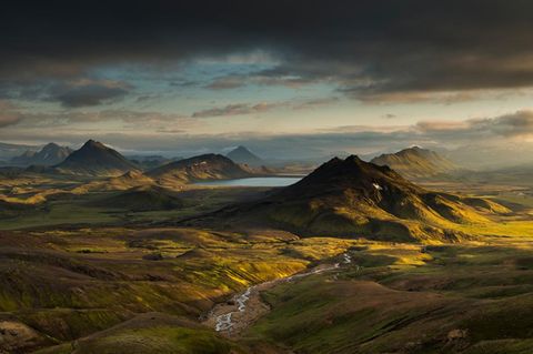 Island: Leere Berglandschaft im Abendlicht, den See sieht man ganz hinten