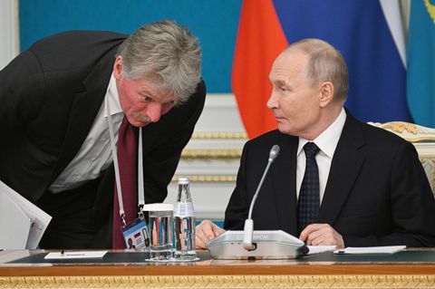 Kremlsprecher Peskow (li.) mit Wladimir Putin