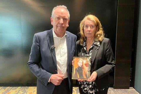 Ralph und Inka Orth mit einem Foto ihrer Tochter Johanna, die bei der Flutkatastrophe im Ahrtal ihr Leben verlor