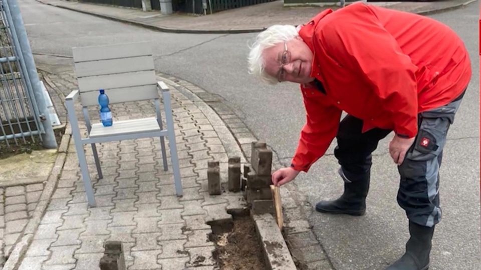 Gehweg Posse 75-Jähriger meldet kaputte Straße - und soll selbst zahlen