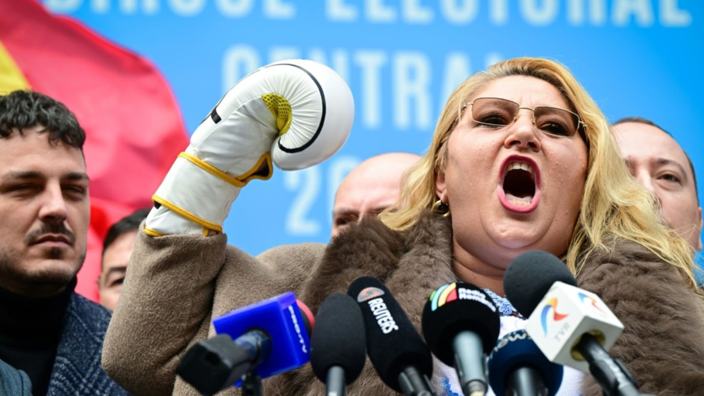 La candidate d'extrême droite Diana Sosoaca à la présidentielle roumaine, le 13 mars 2025 à Bucarest