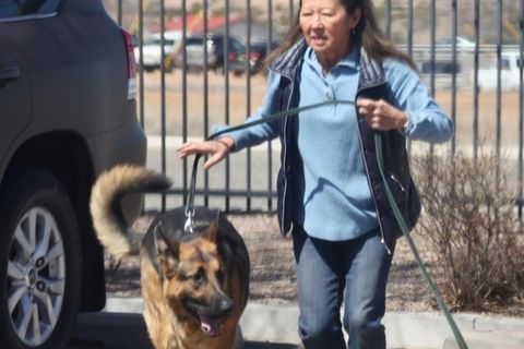 Gene Heckmans Frau, Betsy Arakawa, mit dem gemeinsamen Hund