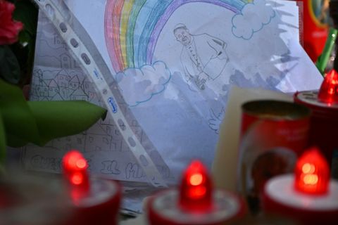Kerzen für den Papst vor der Gemelli-Klinik in Rom