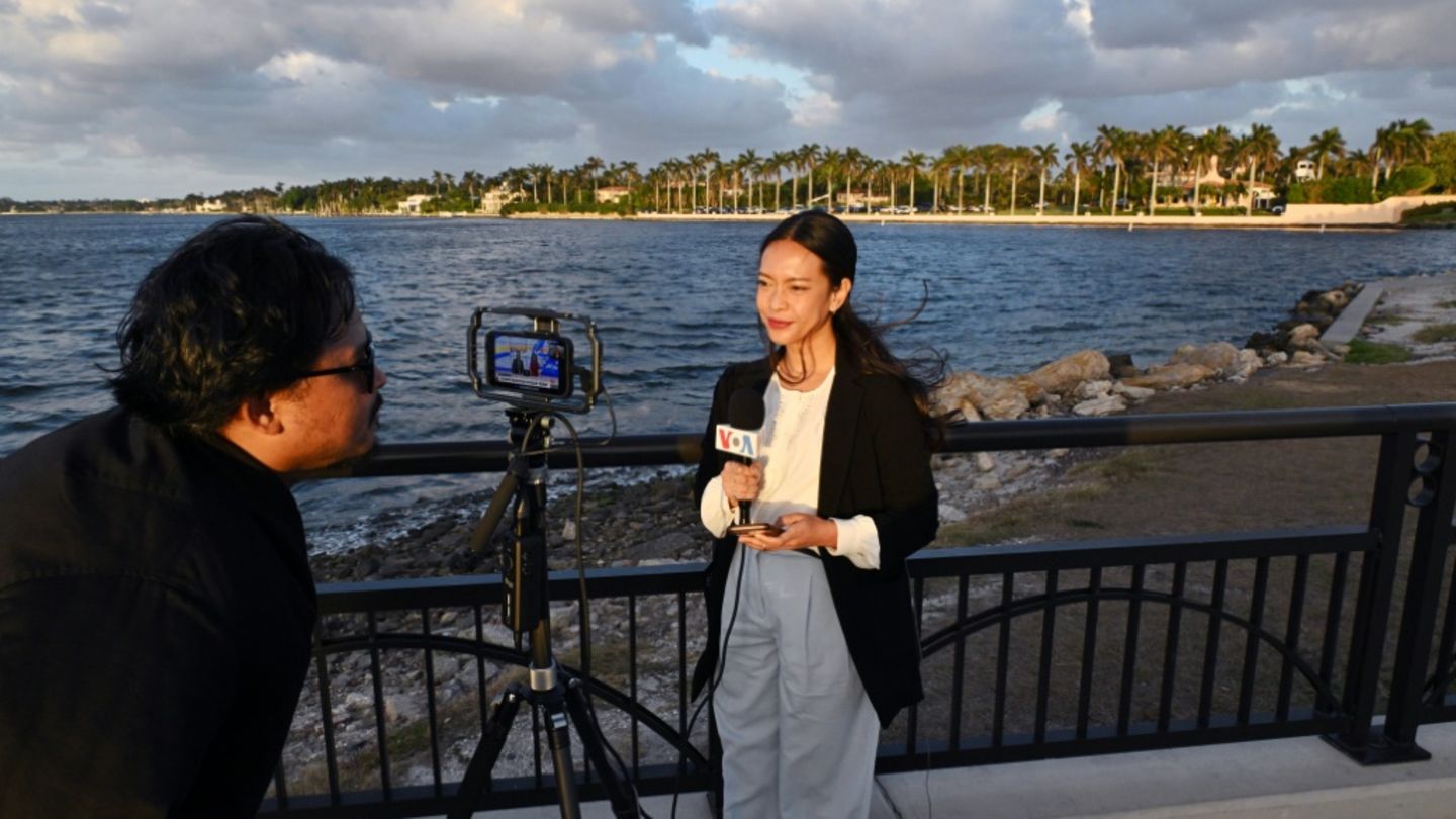 Voice of America-Team nahe Trumps Anwesen Mar-a-Lago