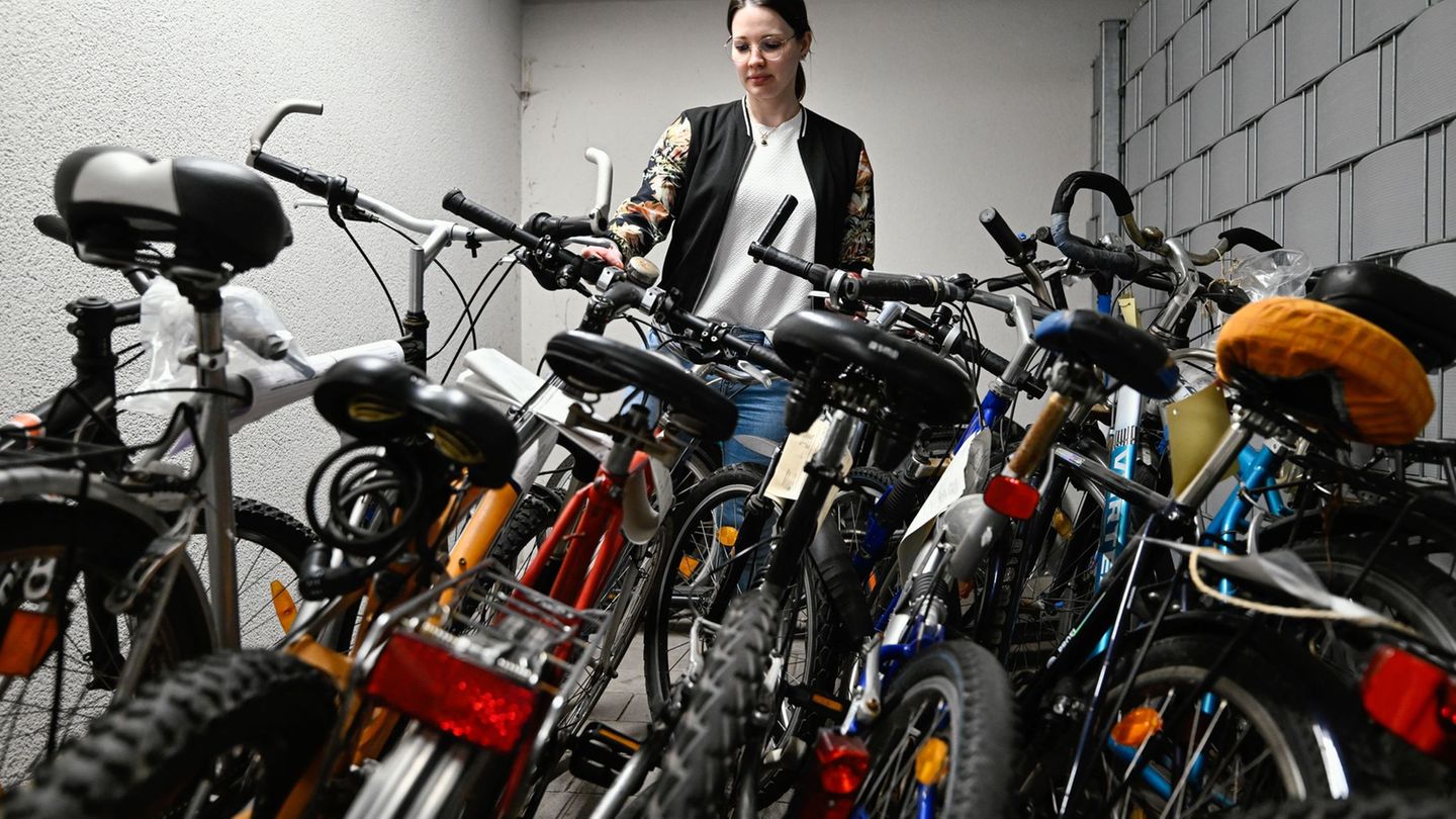 blick-hinter-die-kulissen-vom-fahrrad-bis-zur-babywindel-shoppen-bei-der-polizei