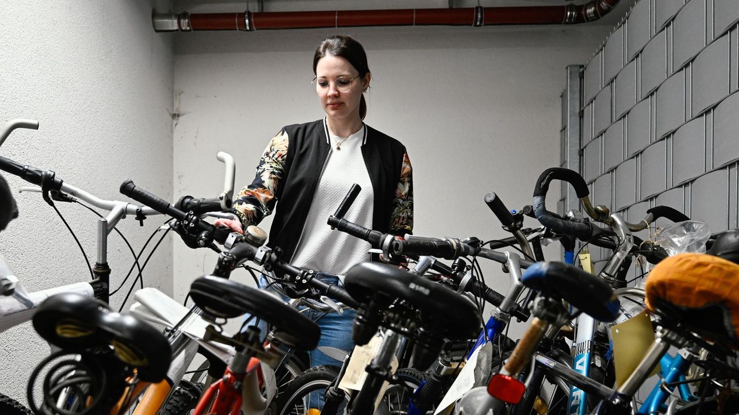 Christina Kölsch steht in der Asservatenkammer der Polizei hinter einem guten Dutzend beschlagnahmter Fahrräder