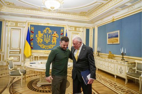 Keith Kellogg (re.) mit dem ukrainischen Präsidenten Wolodymyr Selenskyj