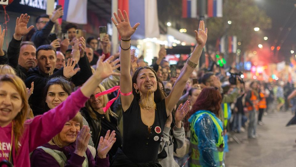 Serbien Proteste Hunderttausende demonstrieren gegen serbische Regierung