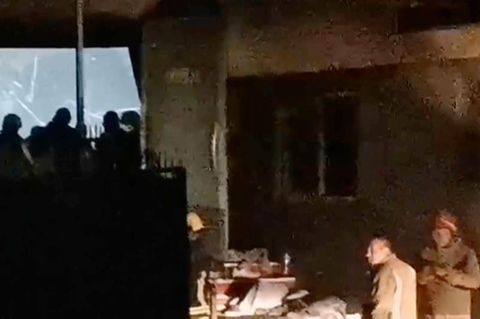 Rettungskräfte stehen vor dem Nachtclub in Nordmazedonien, in dem am frühen Sonntag ein Großbrand ausgebrochen ist