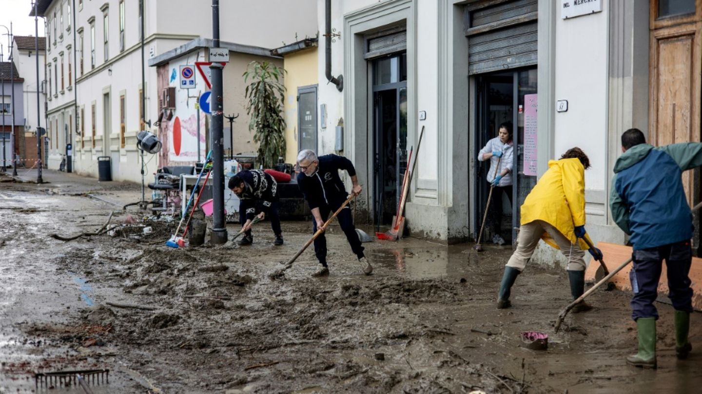 Aufräumarbeiten in Sesto Fiorentino nahe Florenz