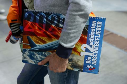 AfD-Anhänger mit Werbematerial