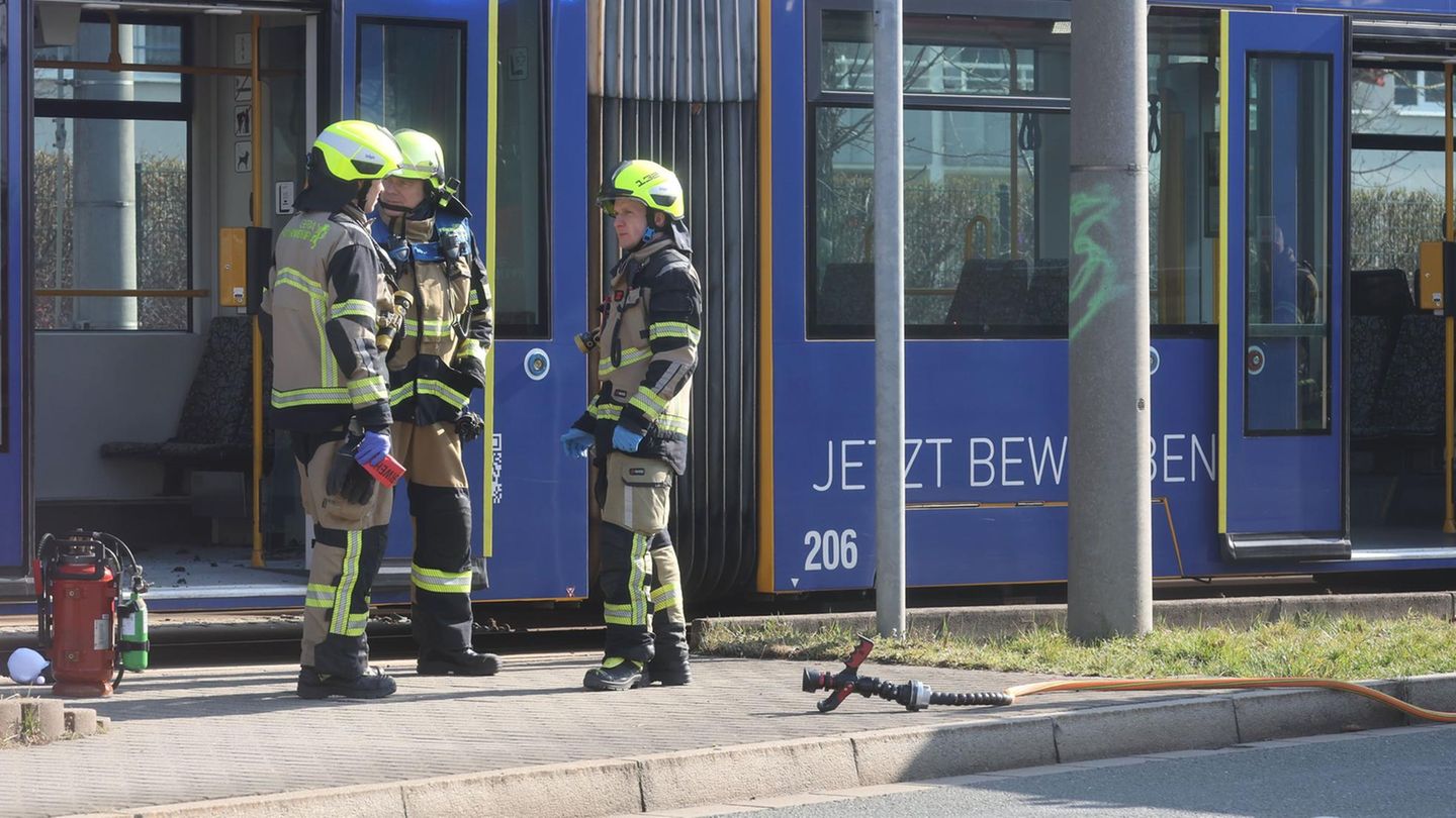 Einsatzkräfte von Polizei und Feuerwehr sind nach einem Brandanschlag in einer Straßenbahn in Gera im Einsatz