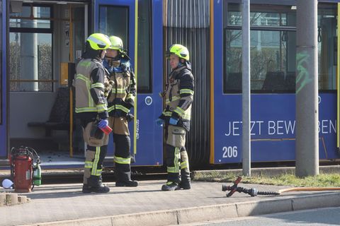 Einsatzkräfte von Polizei und Feuerwehr sind nach einem Brandanschlag in einer Straßenbahn in Gera im Einsatz