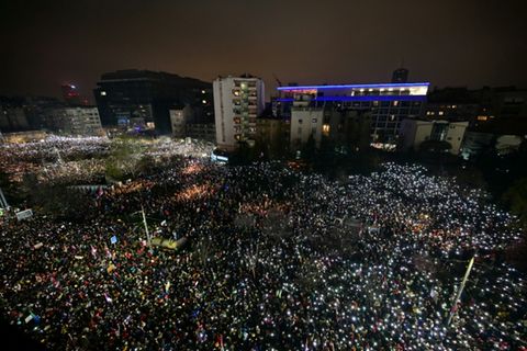 Gedenken an Opfer von Novi Sad: Protestierende halten Handys in die Höhe