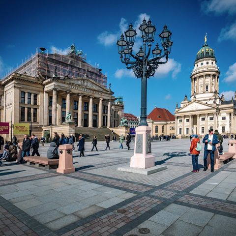Gendarmenmarkt in Berlin: Platz zwischen Deutschem Dom, Konzerthaus und Französischem Dom