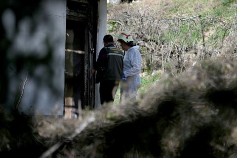 Ermittler vor dem ausgebrannten Club