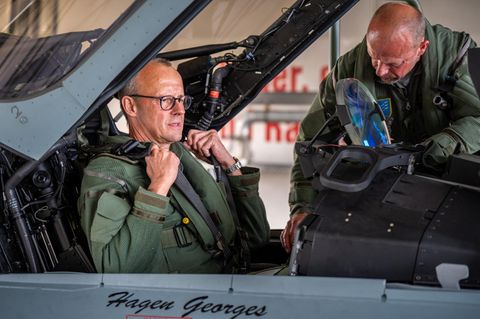 Friedrich Merz im Cockpit eines Eurofighters