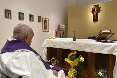 Papst Franziskus in der Krankenhauskapelle