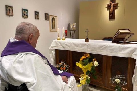 Papst Franziskus in der Krankenhaus-Kapelle