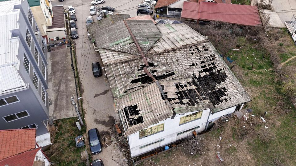 Das Dach der Disko "Pulse" in Nordmazedonien nach einem Brand