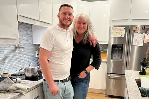 Der Deutsche Fabian Schmidt mit seiner Mutter Astrid in den USA