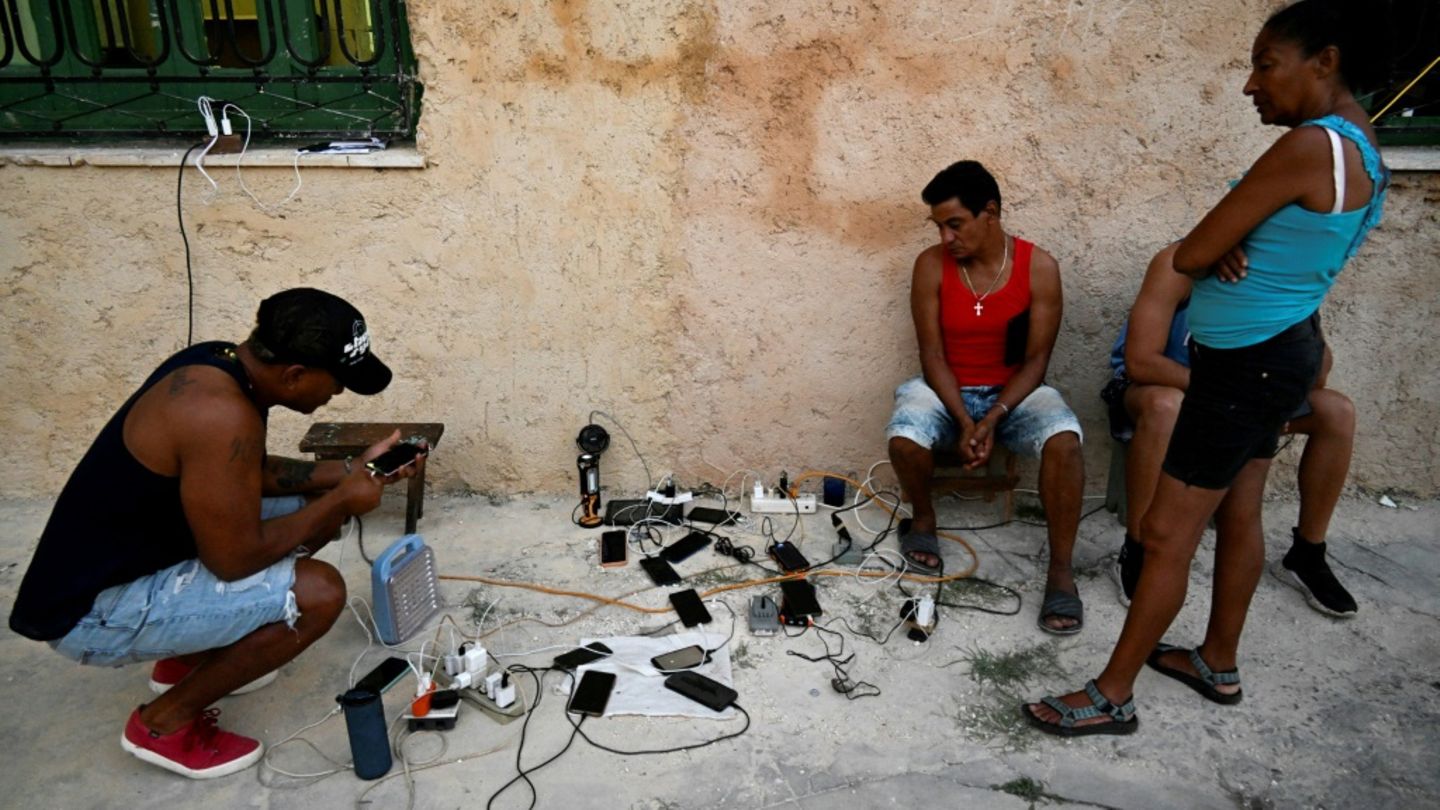 Einwohner von Havanna laden Mobiltelefone