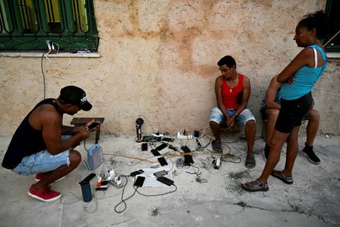 Einwohner von Havanna laden Mobiltelefone