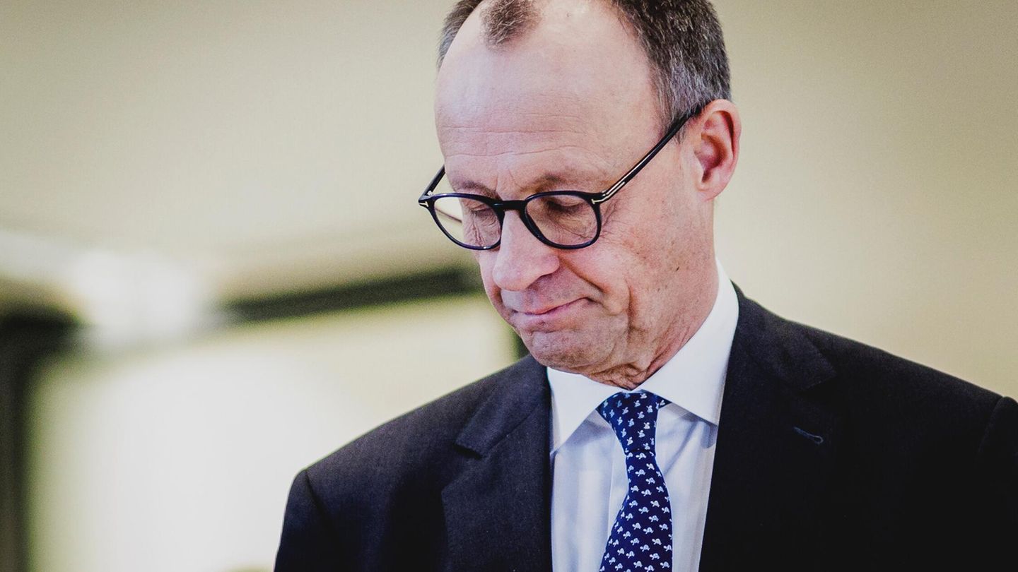 Friedrich Merz mit geschlossenen Augen und angespannter Miene