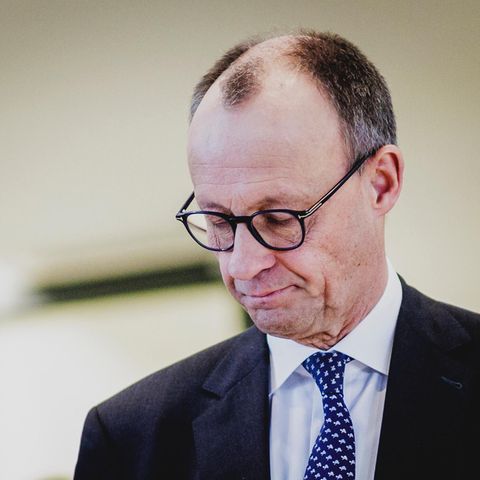 Friedrich Merz mit geschlossenen Augen und angespannter Miene