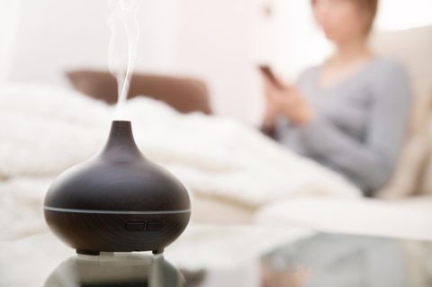 Dealnews: Duft Diffuser steht auf einem Tisch.